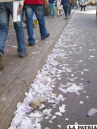 Estudiantes del Colegio “San Miguel” dejaron sucias las calles