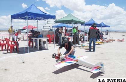 Es ardua la labor en la preparación de los aviones a escala