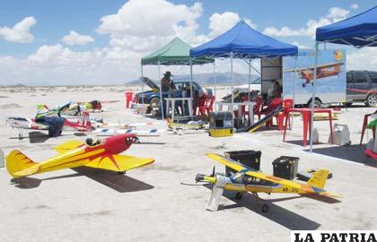 Buena cantidad de aviones a escala participan en el evento
