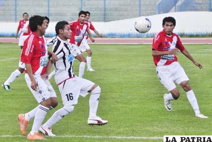Una acción del partido en el cual Oruro Royal venció a Ingenieros