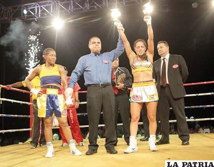 Jennifer Salinas con el cinturón que le acredita ser la nueva campeona del mundo