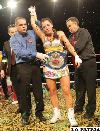 Salinas con el cinturón de campeona mundial de box