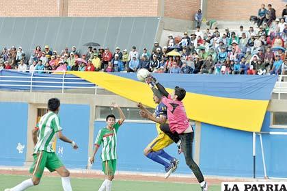 El portero Méndez despeja la pelota en una arremetida de EM Huanuni