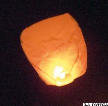 Dos globos como el de la imagen provocaron el incendio