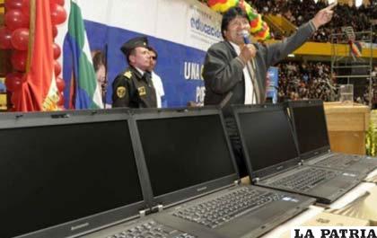 Presidente Evo Morales en uno de los actos públicos en los que entregó computadoras a los profesores