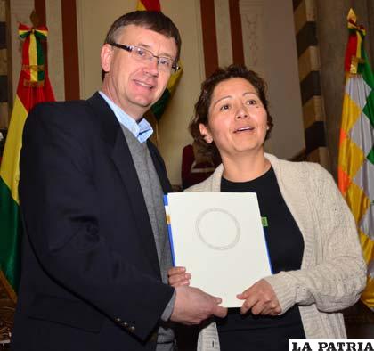 Gobierno y BID firman millonario convenio para rehabilitación de autopista La Paz y El Alto