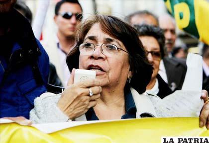 Aída Abella, una de las líderes históricas del partido Unión Patriótica, habla durante una marcha el 15 de noviembre de 2013, en Bogotá (Colombia)