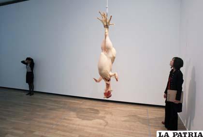 Una mujer observa la obra del australiano Ron Mueck 