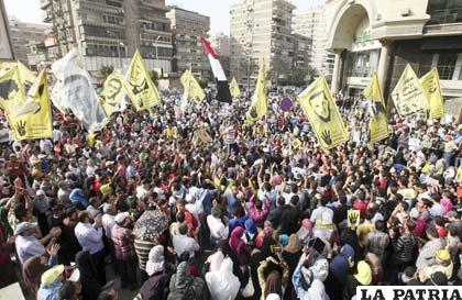 Simpatizantes de Mohamed Mursi muestran pancartas con el saludo de los “cuatro dedos” durante unas protestas en El Cairo