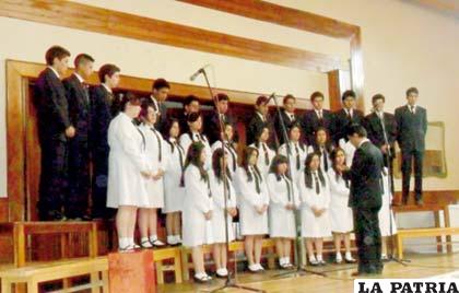 Coro del Colegio Alemán en su homenaje a la fundación de la ciudad de Oruro