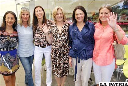 Candidata presidencial de la Alianza por Chile, Evelyn Matthei (c), junto a sus excompañeras del gabinete del presidente chileno, Sebastián Piñera
