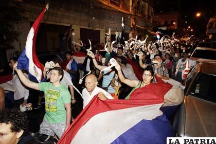 Miles de personas marchan por el centro de Asunción  (Paraguay) en contra de la corrupción