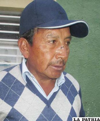 WALTER VALLEJOS: “Yo estaba en el estadio y cuando salí ya había pasado todo, los hinchas de Wilstermann han hecho todo y yo quiero que nos paguen, somos varios como 40 personas y queremos que nos paguen y se haga justicia. Destrozaron el parabrisas posterior, el retrovisor. 
En este momento estamos esperando al fiscal para hacer la denuncia y que vea cómo están los vehículos. Yo creo que no organizó bien la Policía, deberían salir al último los hinchas y nuestros vehículos han pagado el mal”.