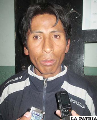 ERICK FERMIN LÓPEZ: “Estaba en la puerta de mi casa, cuando la hinchada de Wilstermann vino por la avenida Héroes del Chaco, estaban en multitud, yo estaba con la polera del San José en mi puerta, vinieron y de la nada comenzaron a agredirme, me han comenzado a pegar, me han jalado de mi puerta y entre todos me han empezado a pegar, me robaron mi billetera, mi celular. Mi garaje está metido, eran como cien y solo la mitad llegó a la Felcc. Estaban con un olor a clefa, fuerte estaba el olor. Ni a mis hijitos les han respetado”.