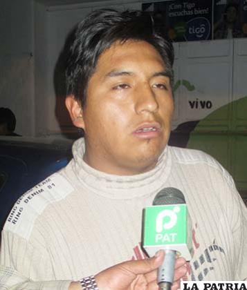 DANIEL TOLA HUANCA: “Han destrozado el parabrisas, los retrovisores nos han sustraído y los vidrios laterales lo han roto. Viendo que estaba roto, ellos han aprovechado en llevarse el celular X-Pedia que estaba ahí, la renta que he trabajado. Yo sólo soy el chofer, no el propietario, yo trabajé toda la noche y él trabajó una parte. Cuando di una vuelta, él no sacó la renta del vehículo y los del Wilstermann se sacaron toda la renta, eran 300 bolivianos y el dueño hizo 200 bolivianos, eran en total 500 bolivianos, aparte del celular”.