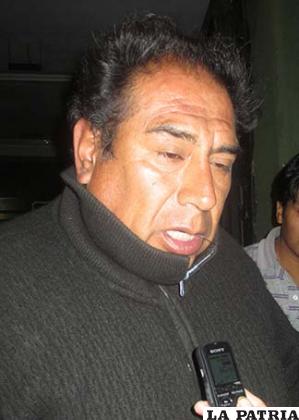 BENEDICTO QUISPE: “Cuando llegaron los hinchas de Wilstermann uno de los vecinos era hincha de San José, salió vestido de San José, justo los hinchas estaban pasando y lo golpearon al caballero, han marcado la puerta del garaje. Mi garaje es al lado de esa casa, cuando terminó el partido y ellos se estaban yendo a Cochabamba, empezaron a botar piedras como lluvia y llegaron a los vehículos que están dentro del garaje. Están rotos los parabrisas de atrás y todo lo han destrozado, en la calle vehículo que veían lo destrozaban”.