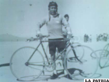 El ciclista Julián Mamani Laura