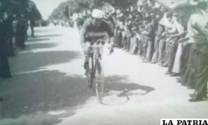 Julián Mamani cruza la meta en la prueba “Ciudad de Oruro” en 1975