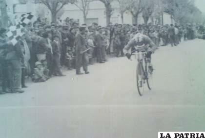 Julián Mamani arriba a la meta en la competencia Doble La Paz en 1967