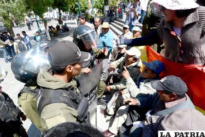 Policías gasifican a víctimas de la dictadura que se apostaron frente al Palacio de Gobierno