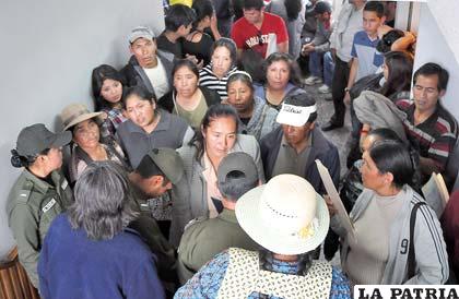 Familiares de los imputados trataron de ingresar ante el resguardo policial