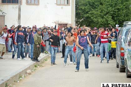 Hinchas “aviadores” hicieron quedar mal a su equipo y a su tierra
