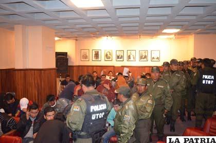 Los hinchas del Wilstermann tras la audiencia con fuerte resguardo policial