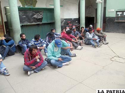 Los arrestados en el patio de la Felcc