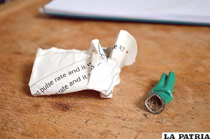 Los restos de la droga en un papel de periódico y una pipa
