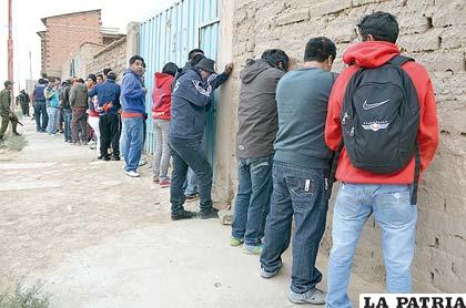 Varios “torcedores rojos” arrestados contra la pared