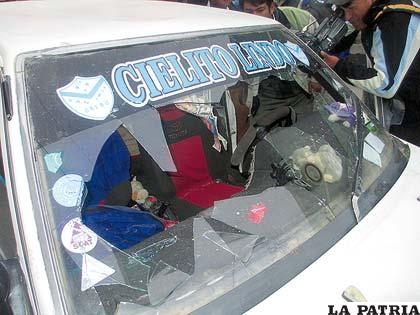 Un vehículo con el parabrisas destrozado
