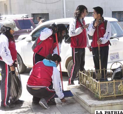 Alumnos del San Miguel limpian la plaza principal