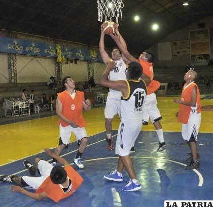 Reyes de Alemán intenta encestar ante la marca de Quiroga