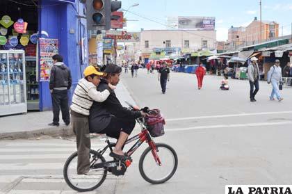 En días de poco tráfico vehicular es saludable el uso de la bicicleta