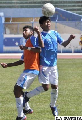 Entrenamiento de los jóvenes futbolistas 