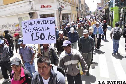 Los choferes marcharon y quieren hacer prevalecer su intento de incrementar tarifas