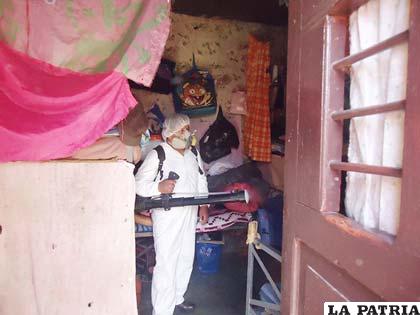 Personal del Sedes desinfectando habitaciones de la cárcel de San Pedro