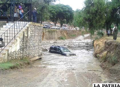 Mueren dos personas en Sucre por rescatar un motorizado