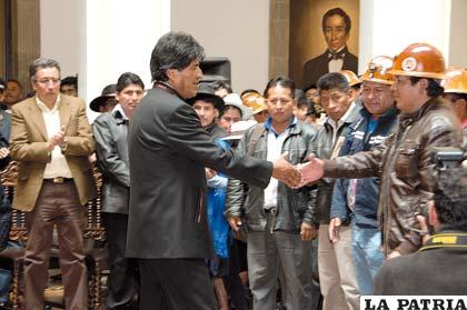 Central Obrera Boliviana (COB), apoya Decreto Supremo 1802 que establece el pago del doble aguinaldo