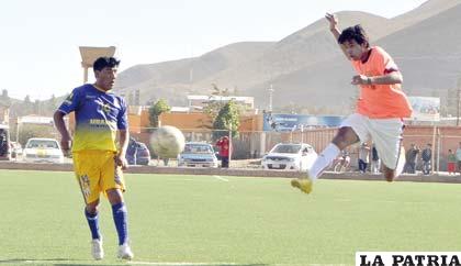 Jhon Ballivián rechaza la pelota ante el asedio de Alberth Cama