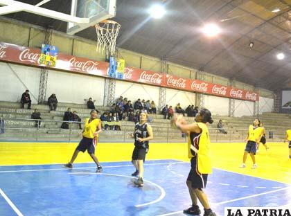Una incidencia del partido entre Independiente y Litoral