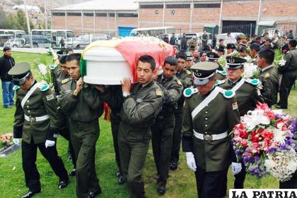 Ayer fueron enterrados los restos de la cadete Poma, se presume que algún tipo de agresión provocó su muerte