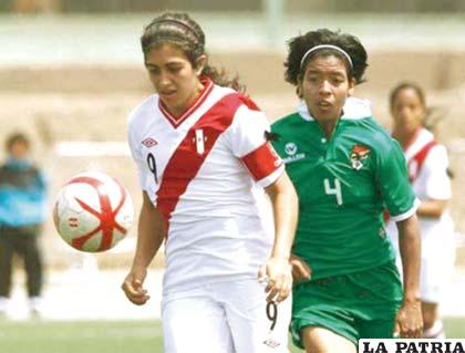 Una acción del partido en el que Bolivia venció a Perú (1-0)