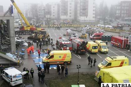 Continúa el rescate de víctimas en el centro comercial de Riga