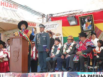 Evo Morales junto a las autoridades que asistieron al aniversario de Saucarí