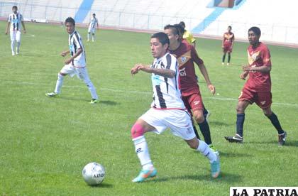 Una acción de la goleada de Oruro Royal a San José: 5-1
