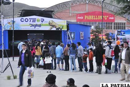 Apreciable cantidad de visitantes en la feria durante la jornada del sábado