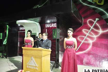 Momento del acto de inauguración, se dirige al auditorio el gerente regional de Emisa, Carlos Espada