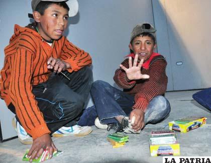 Los dos niños que aprovechando un stand vacío se instalaron en el espacio para ofrecer sus golosinas