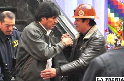 El Presidente Evo Morales, junto a Juan Carlos Trujillo, dirigente de la COB